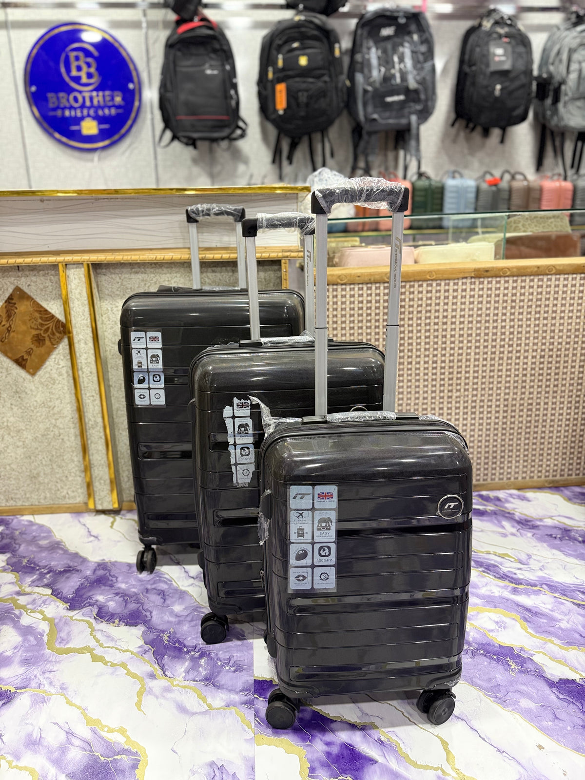 IT Luggage Large Expandable Hardside Suitcase – Lightweight 8-Wheel Spinner Check-In Luggage