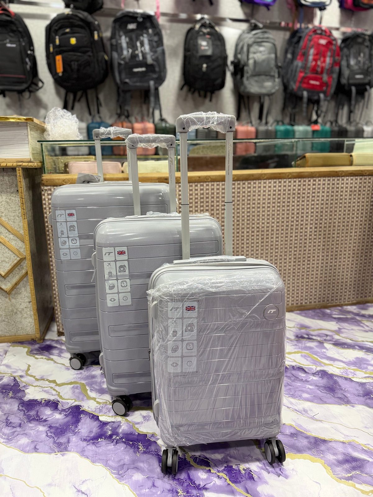 IT Luggage Large Expandable Hardside Suitcase – Lightweight 8-Wheel Spinner Check-In Luggage