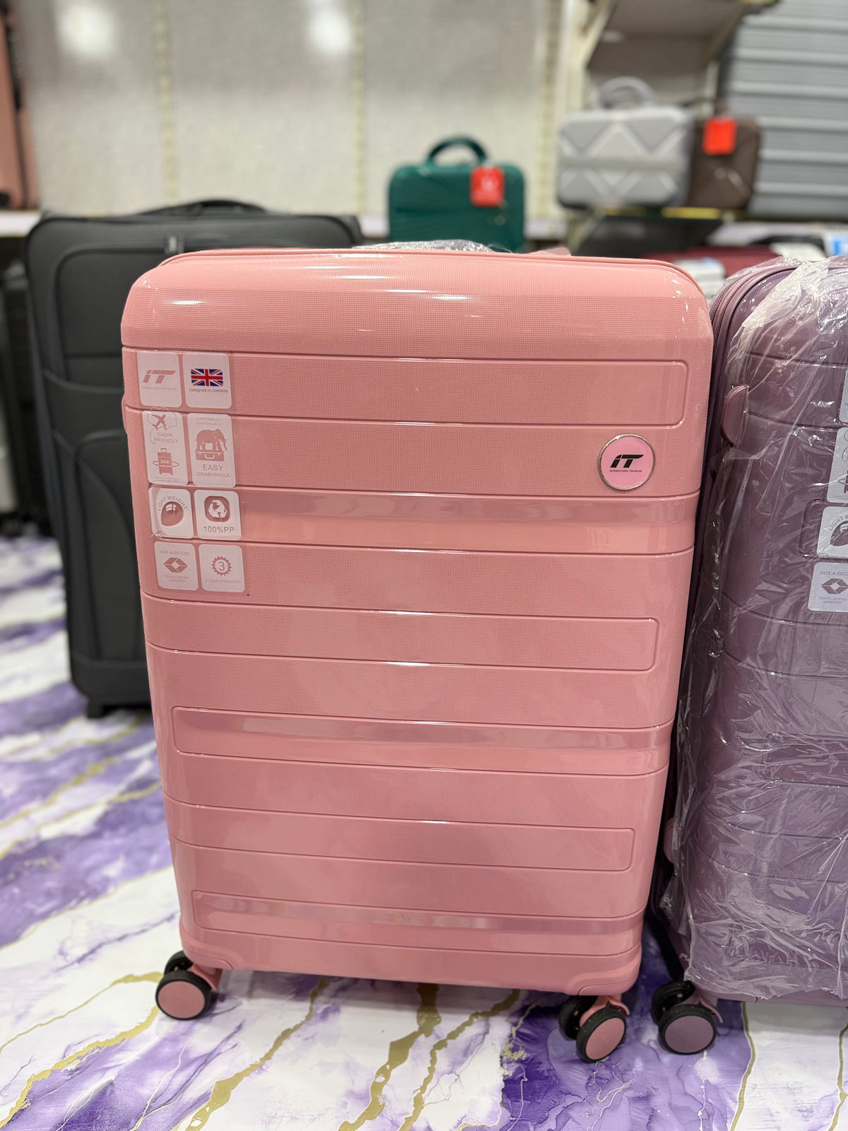 IT Luggage Large Expandable Hardside Suitcase – Lightweight 8-Wheel Spinner Check-In Luggage